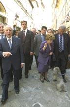 Il Presidente della Repubblica e la Signora Ciampi passeggiano per il centro di Macerata
