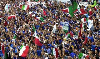 Il Presidente Ciampi al termine dell'incontro Italia-Francia saluta i giocatori Azzurri negli spogliatoi dello stadio di Rotterdam