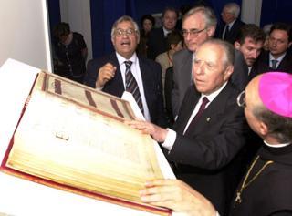 Il Presidente Ciampi osserva una copia della Bibbia di Carlo il Calvo del XXII secolo