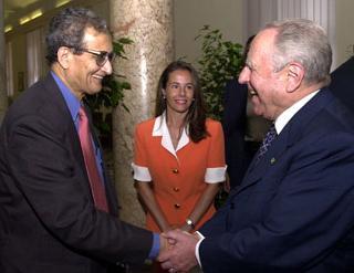 Il Presidente Ciampi saluta il Prof. Amartya Sen, Premio Nobel per l'Economia e Rettore del Trinity College, al suo arrivo alla Pontificia Università San Tommaso d'Aquino per la seduta inaugurale del Convegno &quot;Migrazioni. Scenari del XXI secolo&quot;