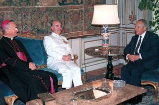 Il Presidente Ciampi con il Presidente del Comitato Militare NATO Amm. Guido Venturoni e l'Ordinario Militare per l'Italia S.E. Rev.ma Mons. Giuseppe Mani, in occasione dell'incontro con i partecipanti alla tavola rotonda "Guerra e Pace all'inizio del nuovo secolo"