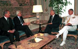 Il Presidente Ciampi a colloquio con il Ministro della Difesa Sergio Mattarella e il Gen. Franco Angioni durante l'incontro con i componenti il Consiglio dell'Ordine Militare d'Italia. A destra il Consigliere Militare del Capo dello Stato Amm. Sergio Biraghi