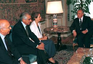 Il Presidente Ciampi a colloquio con alcuni rappresentanti italiani nella Convenzione incaricata di elaborare il testo della Carta dei Diritti Fondamentali dell'Unione Europea. Da sinistra: l'On. Piero Melograni, il Sen. Andrea Manzella e l'On. Elena Paciotti