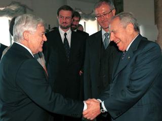 Il Capo dello Stato Carlo Azeglio Ciampi saluta il Presidente della Repubblica di Slovenia Milan Kucan al termine dei colloqui