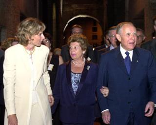 Il Presidente Ciampi e la moglie Franca con il Ministro per i Beni e le Attività Culturali Giovanna Melandri al loro arrivo al Colosseo in occasione della rappresentazione di Edipo Re