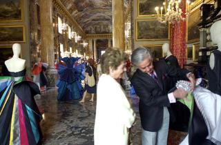 La Signora Franca Pilla Ciampi con il Maestro Roberto Capucci durante la visita alla Mostra dei modelli del famoso stilista, allestita a Palazzo Colonna