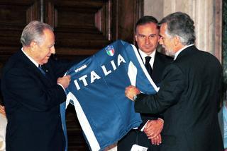 Il Presidente Ciampi riceve la tuta olimpica dal Capo Missione alle Olimpiadi di Sidney 2000 Raffaele Pagnozzi