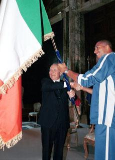 Il Presidente Ciampi con Carlton Mayers e la Bandiera italiana che guiderà la formazione degli Atleti italiani ai Giochi Olimpici &quot;Sidney 2000&quot;