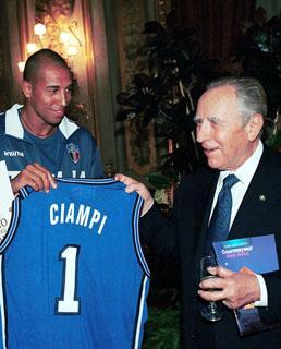 L'atleta Carlton Mayers dona al Presidente Ciampi una maglia da giocatore di pallacanestro