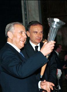Il Presidente Ciampi osserva la fiaccola olimpica del Centenario delle Olimpiadi, ricevuta dal Presidente del CONI Giovanni Petrucci