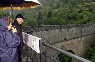 Il Presidente Ciampi e la moglie Franca Pilla osservano il ponte D'Aè, di origine romana, durante il soggiorno estivo in Valle d'Aosta