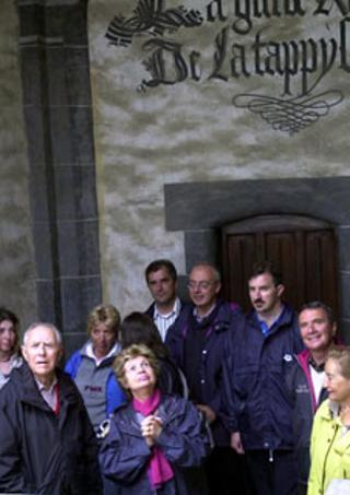 Il Presidente Ciampi insieme alla moglie Franca alla figlia Gabriella, al Consigliere Francesco Alfonso, al Gen. De Salvia e alla nipote Maria, mentre visita il Castello di Issogne