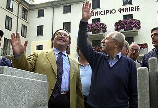 Il Presidente Ciampi con il Presidente della Comunità Montana Ettore Jaccod al suo arrivo a Prè Saint Didier in occasione dell'incontro con i Sindaci della Valdigne