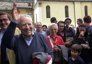 Il Presidente Ciampi saluta la folla durante la visita a Prè Saint Didier