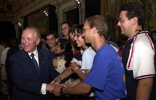 Il Presidente Ciampi saluta i giovani ricevuti al Quirinale per la Giornata Mondiale della Gioventù