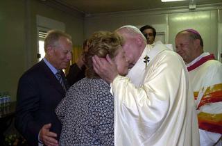 Il Presidente Ciampi e la Signora Franca salutano Sua Santità Giovanni Paolo II a Tor Vergata per la conclusione della Giornata Mondiale della Gioventù