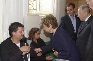 Il Presidente Ciampi e la moglie Franca, si intrattengono con i coniugi Russo il cui figlio di 17 anni ha perso la vita per salvare il padre