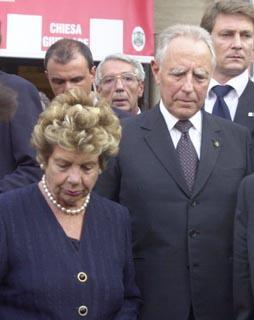 Il Presidente Ciampi e la moglie Franca ai funerali delle vittime del campeggio di Soverato