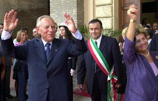 Il Presidente Ciampi e la moglie Franca rispondono al saluto dei cittadini riminesi. Al centro il Sindaco di Rimini Alberto Ravaioli