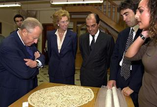 Il Presidente Ciampi osserva un prodotto lavorato da una ospite della Comunità, a destra nella foto. A fianco del Presidente Letizia e Gianmarco Moratti e Andrea Muccioli
