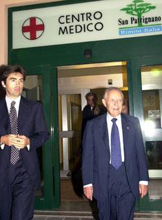 Il Presidente Ciampi, con il Dott. Andrea Muccioli, dopo aver visitato il Centro medico della Comunità di San Patrignano