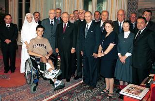Il Presidente Ciampi con gli esponenti della Fondazione Don Carlo Gnocchi