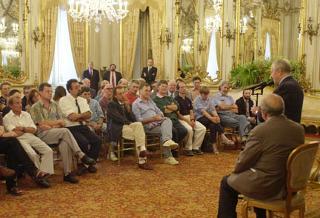 Il Presidente Ciampi con il Dott. Graziano Zoni ,Presidente dell'Associazione "Emmaus Italia" e i componenti dell'Associazione