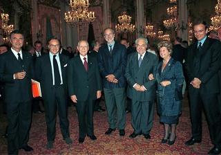 Il Capo dello Stato al termine della cerimonia di consegna del "Premio Leonardo" e "Qualità Italia". Da sinistra: Giovanni Zonin, Diego Della Valle, il Presidente Ciampi, Renzo Piano, Pasquale Pistorio, la signora Franca Pilla e il Ministro dell'Industria Enrico Letta