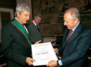 Il Presidente Ciampi consegna l'onorificenza di Cavaliere di Gran Croce al Segretario generale della Camera dei deputati Ugo Zampetti