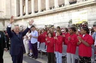 Il saluto del Presidente Ciampi agli studenti intervenuti alla cerimonia d'apertura dell'anno scolastico 2000/2001