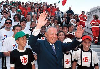 Il Presidente Ciampi tra gli studenti al termine della cerimonia d'apertura dell'anno scolastico 2000/2001