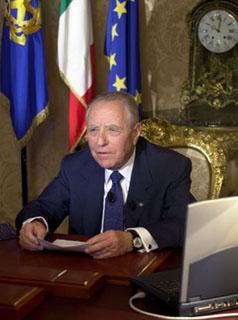 Il Presidente Ciampi durante il suo intervento in video conferenza alla &quot;Conferenza Internazionale sulla Privacy&quot; in corso a Venezia