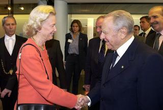 Il Presidente Ciampi al suo arrivo al Parlamento Europeo accolto dal Presidente Nicole Fontaine