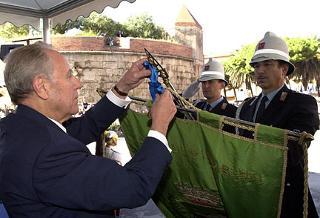 Il Presidente Ciampi consegna la Medaglia d'Oro al Valor Militare al Gonfalone del Comune di Piombino
