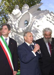 Il Presidente Ciampi, con a fianco il Sindaco di Piombino Luciano Guerrieri e lo scultore Vasco Montecchi, rivolge un messaggio in favore della Pace in Medio Oriente