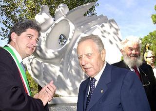 Il Presidente Ciampi subito dopo l'inaugurazione del monumento dedicato alla Pace, realizzato dallo scultore Vasco Montecchi
