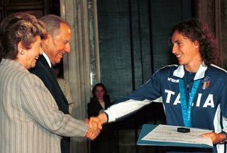 La signora Franca Pilla Ciampi si congratula con l'atleta Medaglia d'Oro Alessandra Sensini