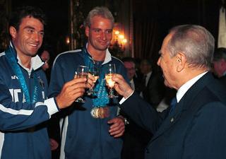 Il Presidente Ciampi brinda con gli atleti Antonio Rossi e Massimiliano Rosolino, trionfatori alle Olimpiadi di Sidney