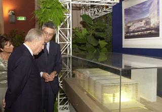 Il Presidente Ciampi, con a fianco il Presidente dell'Eur Raffaele Ranucci, osserva il Plastico del nuovo Palazzo dei Congressi di Roma