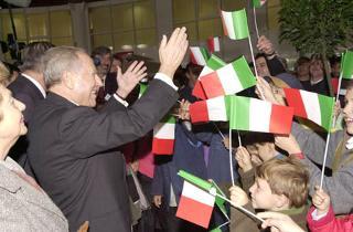 Il Presidente Ciampi con la moglie Franca salutano i nostri connazionali durante la visita al Padiglione italiano dell'EXPO 2000