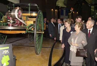 Il Presidente Ciampi con la moglie Franca osservano la prima auto Mercedes esposta in uno dei Padiglioni dell'EXPO 2000