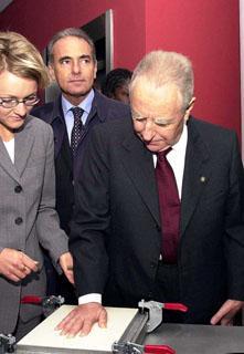 Il Presidente Ciampi pone il calco della mano a testimonianza della sua presenza all'EXPO 2000