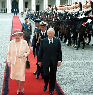 S.M. la Regina Elisabetta II con il Presidente della Repubblica Carlo Azeglio Ciampi durante l'arrivo al Quirinale