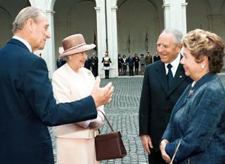 S.M. la Regina Elisabetta II e il Principe Filippo con il Presidente della Repubblica Carlo Azeglio Ciampi e la moglie Franca Pilla durante l'arrivo al Quirinale