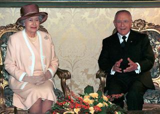 S.M. La Regina Elisabetta II con il Presidente della Repubblica Carlo Azeglio Ciampi durante i colloqui al Quirinale