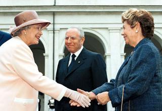 S.M. la Regina Elisabetta II viene accolta al Quirinale dal Presidente della Repubblica Carlo Azeglio Ciampi e dalla moglie Franca Pilla