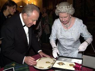 S.M. la Regina Elisabetta II conferisce al Presidente Ciampi la più alta onorificenza britannica (l'Ordine del Bagno) destinata ai Capi di Stato