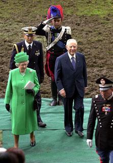 S.M. la Regina Elisabetta II e il Presidente della Repubblica Carlo Azeglio Ciampi al termine del Carosello Storico del Gruppo Squadrone Carabinieri a cavallo