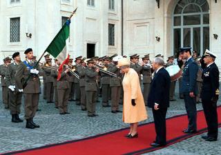S.M. la Regina Elisabetta II e il Presidente della Repubblica Carlo Azeglio Ciampi passano in rassegna la Guardia d'Onore schierata in occasione del congedo al termine della visita di Stato