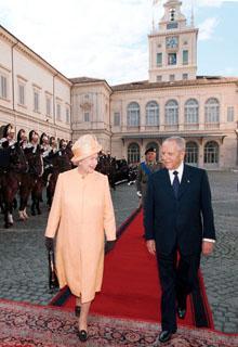 S.M. la Regina Elisabetta II accompagnata dal Presidente della Repubblica Carlo Azeglio Ciampi lascia il Palazzo del Quirinale al termine della visita di Stato